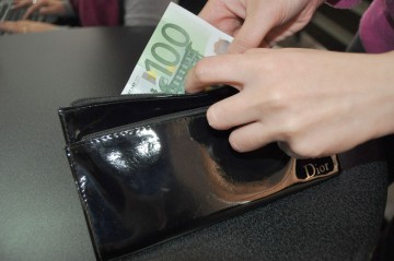 Euro creşte până la 4,45 lei, maximul ultimei luni şi jumătate